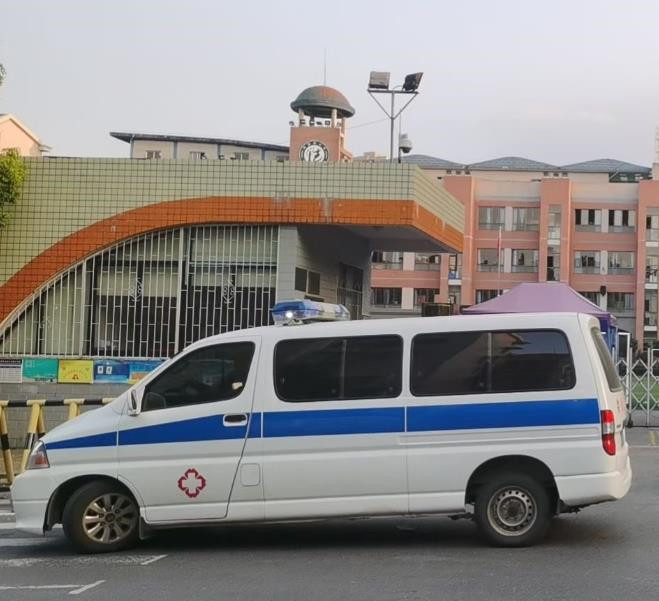 莲池救护车出租护送骨折病人一公里多少钱